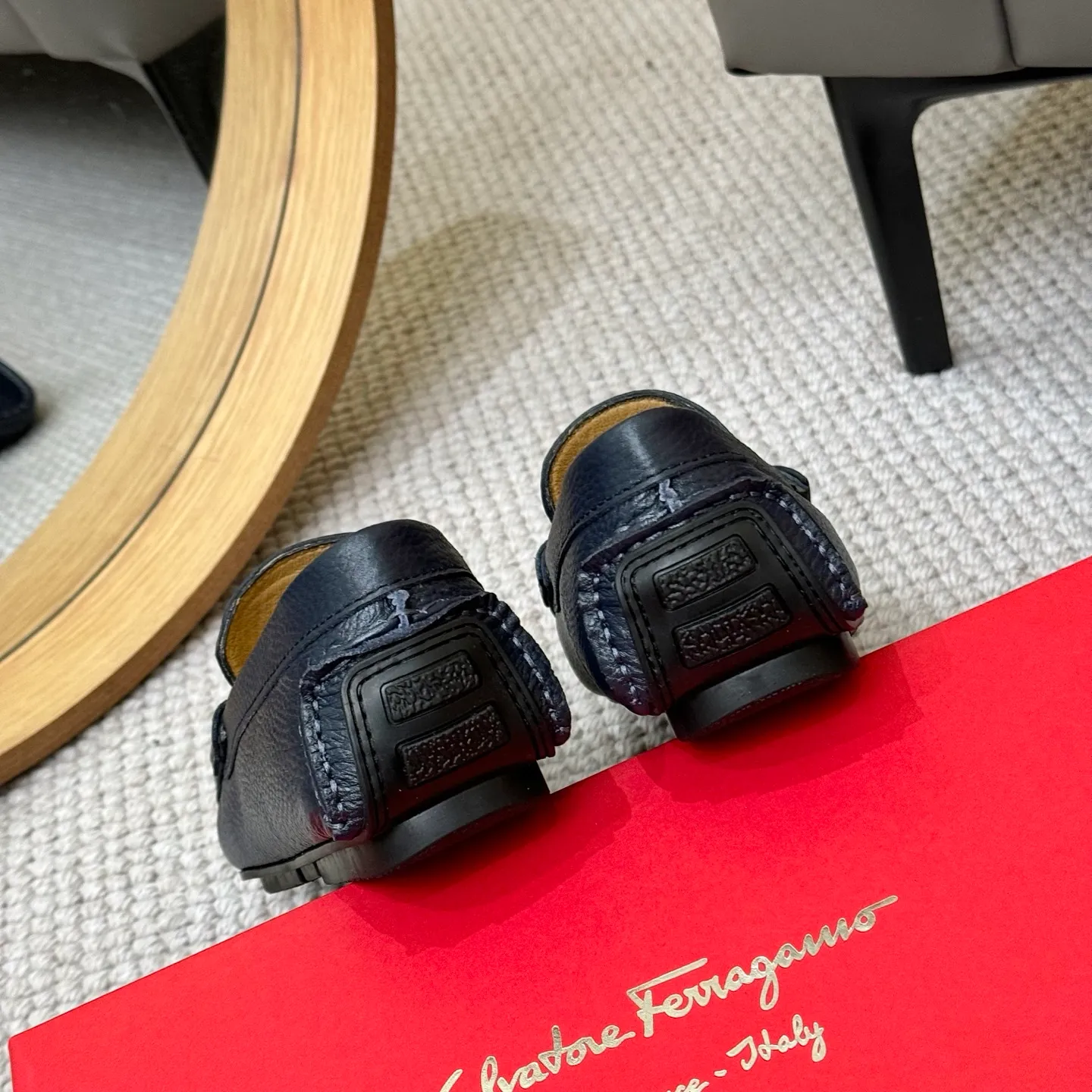 Men's men's shoes 💰420 (Yangli) Ferragamo 〰Ferragamo 2⃣️0⃣️2⃣️5️⃣ New series 👊🏻 Upper 🇮🇹 Italian imported calfskin, original outsole molding. Water-dyed sheepskin lining. The identity of every successful man is set off, and the upper and lower shoes are elegant and stable🚶🏻🚶🏻The high-end custom counter original replica is an eternal classic🔍️Number of codes: 38-46 with counter packaging